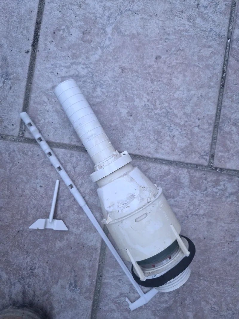 Uitgebouwd spoelmechanisme van een toilet, op de vloer